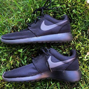 Nike Women's size 6 Roshe One Run Sneakers